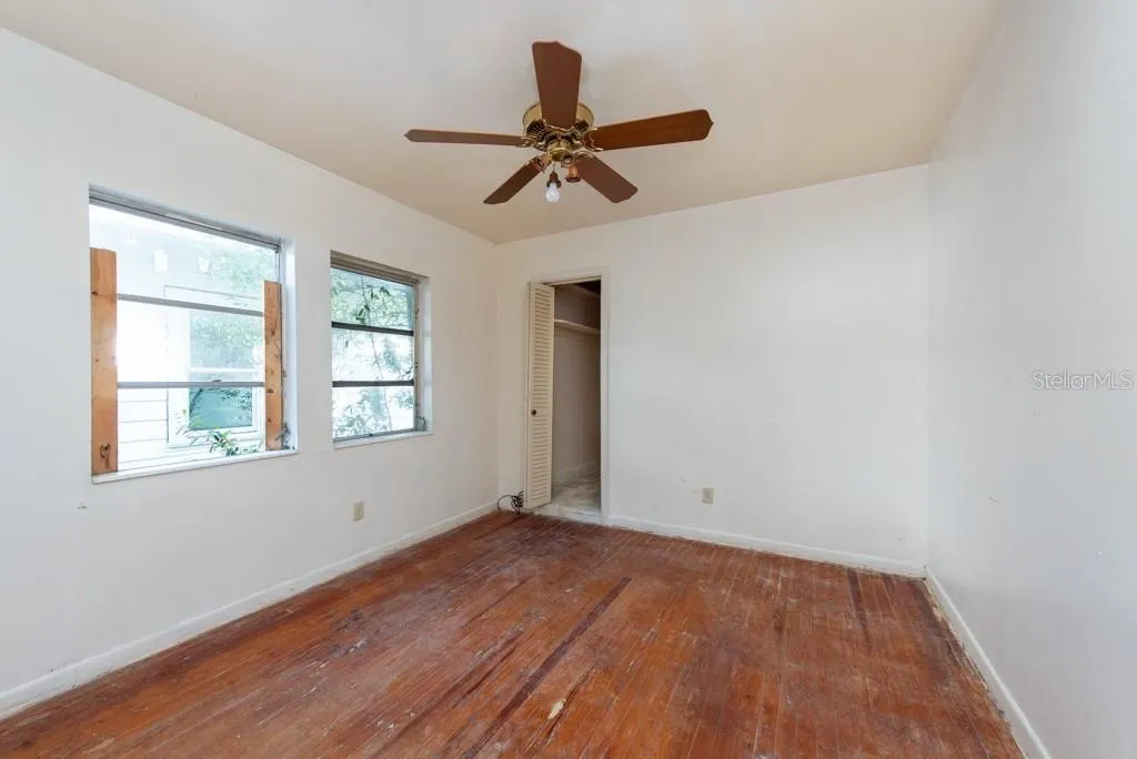 Bedroom before renovation